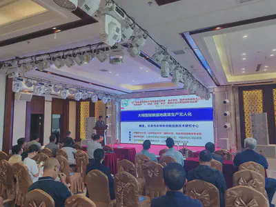 Professor Ya Xiong presents the team’s open-field vegetable research at the conference